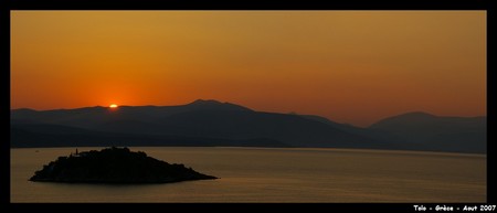 Vue de la baie de Tolo au soleil Levant
